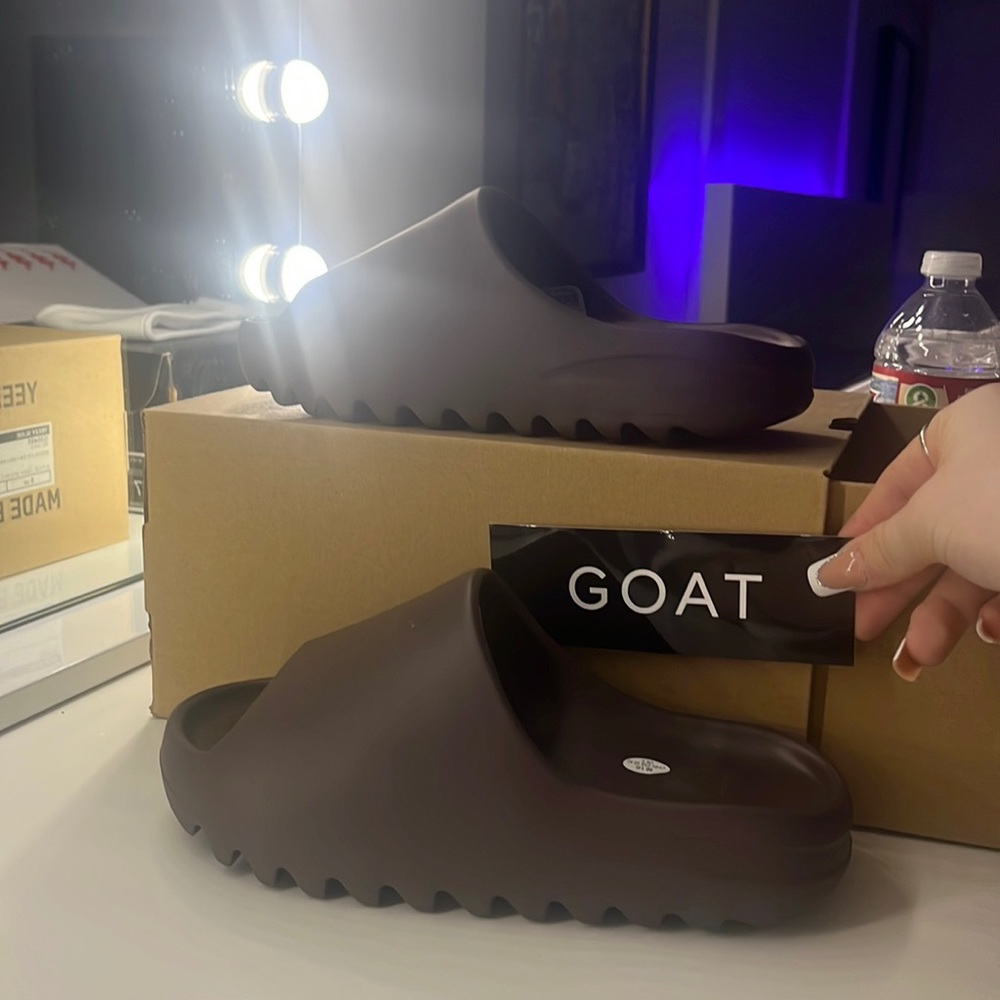 YEEZY SLIDES BRAND NEW “SOOT”